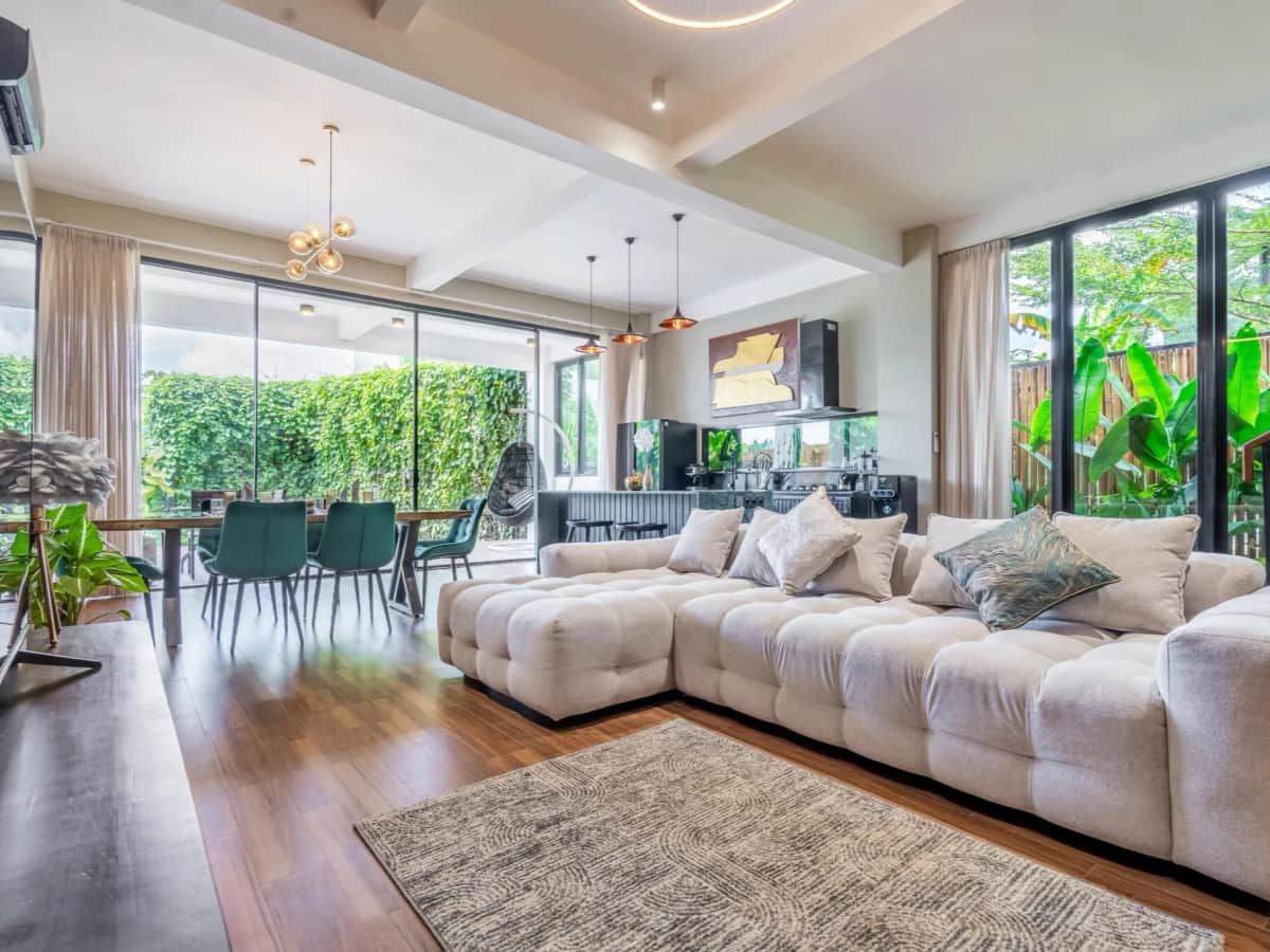 4BR Villa 372 m² - image 1
