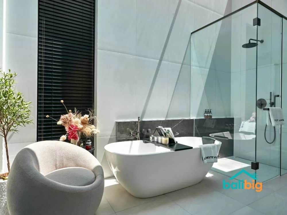 3BR Villa 250 m² - image 1