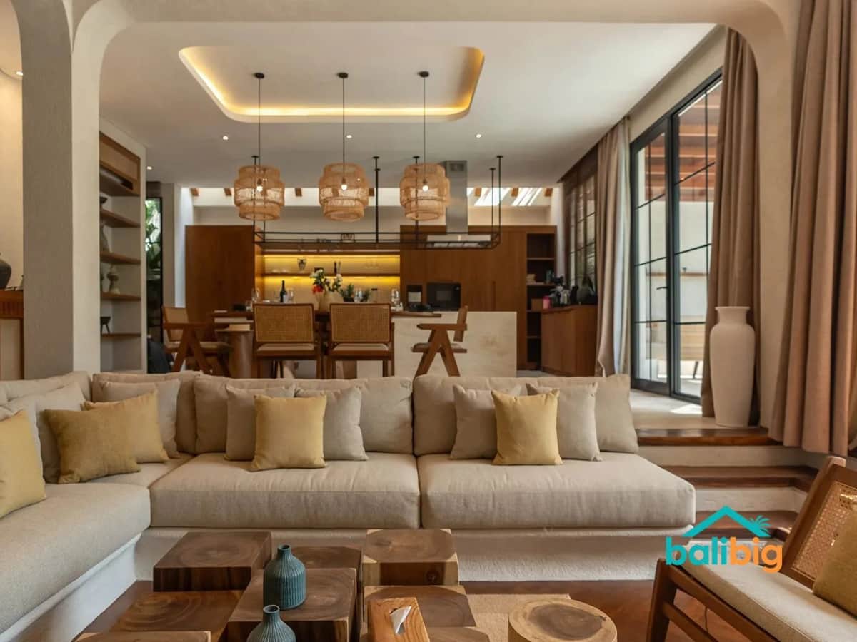 3BR Villa 271 m² - image 1